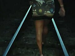 aventura noturna na ferrovia ela se exibindo e levando gozada no cuzinho vagninho e luna oliveira quase pegos!!