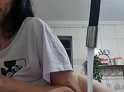 ei faxineira com seios de fora lavando louça quer meter com pauzão na bunda?