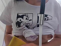 ei faxineira com seios de fora lavando louça quer meter com pauzão na bunda?