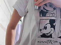 ei faxineira com seios de fora lavando louça quer meter com pauzão na bunda?