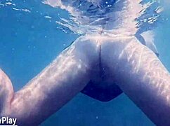 i fill her wet pussy then creampie underwater while swimming