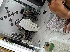 Quer ver ela apanhando rola grossa no gangbang selvagem com machos? 