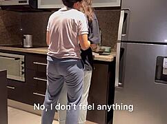 yo solo quería pedirle el cargador... pero acabamos scissoring y licking wet pussies en la cocina 😏🔥👅