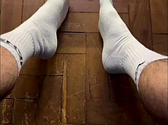 check this brazilian with pezao feet and pauzao monster cock ready to play 😈👣🍆