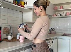 mi vecino me pide azucar y termino con su polla en mi culo y semen en boca