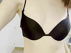 A Esta Madurita Le Encanta Provocar Con Sus Tetas