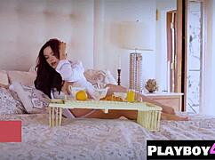 sexy model brincando com as tetonas enormes na sess�o de fotos tirando lingerie