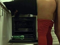 mientras esperaba a mi novia me la follé a su madrastra en la cocina y me corro en su culo jugoso