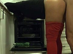 mientras esperaba a mi novia me la follé a su madrastra en la cocina y me corro en su culo jugoso