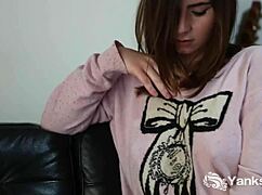 kitty du jour fingers her huge juicy pussy lips to orgasm 💦😍... so hot!