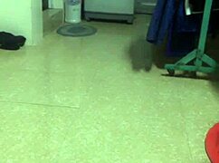 Chồng lột quần vợ trong bếp nóng bỏng