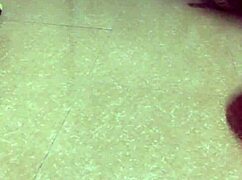 Chồng lột quần vợ trong bếp nóng bỏng