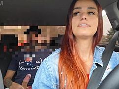 motorista de app safada... pegou o cara se masturbando e fudeu sem camisinha no carro dele!!