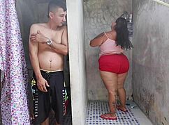 oi vecina cachonda, te follé por sorpresa y te dejé leche en las tetas!