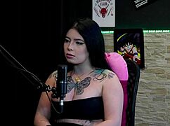 morena tatuada mostra peitos e grelo no eu nunca game