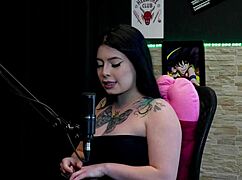 morena tatuada mostra peitos e grelo no eu nunca game