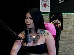 morena tatuada mostra peitos e grelo no eu nunca game