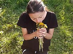 dei flores pra vizinha e ela me agradeceu com um boquete molhado até gozar!