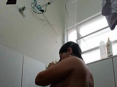 😘 all wet brazilian babe fingers huge pussy lips clit in steamy bath toy fun 🍑