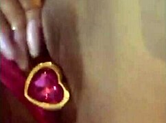 ¡Mira esta rica latina MEXICANA solo con dildo en su camita masturbating wild to orgasm screams!