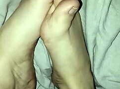 Gretala's bare natural feet look so tempting 😍👣