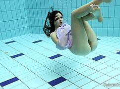 Blackhaired Aneta Swims Nude Underwater in Pool