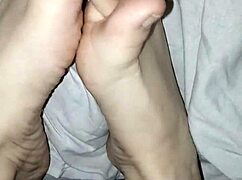 Gretala's bare natural feet look so tempting 😍👣