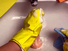 hot housewife cleans dildo after pussy pounding 💦🍆