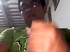 Rica paja en mi sala unloads huge cumshot!!