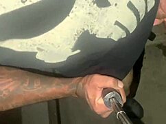 Wife flashes her body on street leaving guys totally obsessed