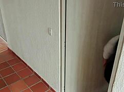 vecina cachonda se traga mi leche mientras la cojo en casa de su marido, ¡qué puta!