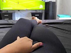 enquanto via o jogo da colombia eu tirei a calcinha e mostrei minha buceta inchada e molhada pro pov