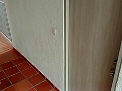 vecina cachonda se traga mi leche mientras la cojo en casa de su marido, ¡qué puta!