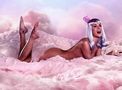 katy perry totally naked and barefoot, damn those sexy feet! 🔥👣