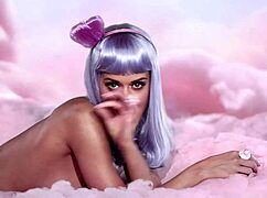 katy perry totally naked and barefoot, damn those sexy feet! 🔥👣