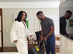 o técnico do motel entrou no quarto pra consertar a tv e eu levei 23cm no rabo todo