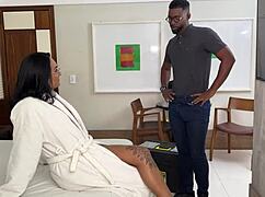 o técnico do motel entrou no quarto pra consertar a tv e eu levei 23cm no rabo todo