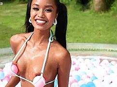 putri cinta bares her nude pussy in indonesian pool paddling