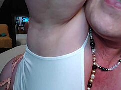 hey explore my curvy body from armpits to ass and behind the knees with me