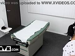 WATCH EBONY BABE ALEXIS TAE GET PUSSY POUNDED BY MUSCULAR DOC!