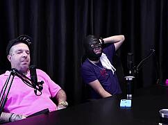 dois cornos ficam excitados assistindo suas mulheres caindo de boca no pau do negao