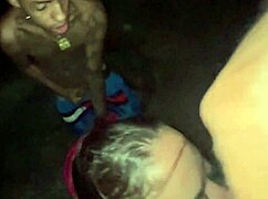eu fudi a novinha na rua com amigos 😈