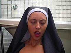 freira da buceta grande apertada goza com vibrador monstro