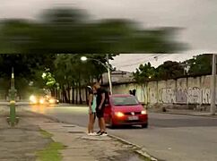 Abordagem a desconhecidos em dose dupla primeiro no banheiro do shopping