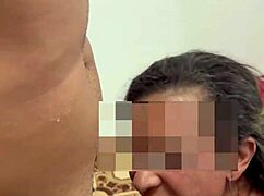 Abordagem a desconhecidos em dose dupla primeiro no banheiro do shopping