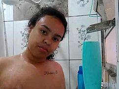 gostosa tomando banho exibindo sua buceta molhadinha