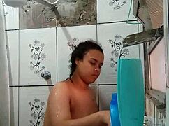 gostosa tomando banho exibindo sua buceta molhadinha