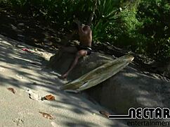 morena gostosa dando a bucetinha na praia