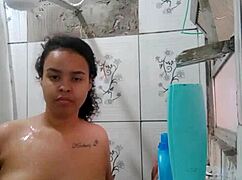 gostosa tomando banho exibindo sua buceta molhadinha