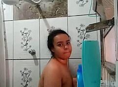 gostosa tomando banho exibindo sua buceta molhadinha